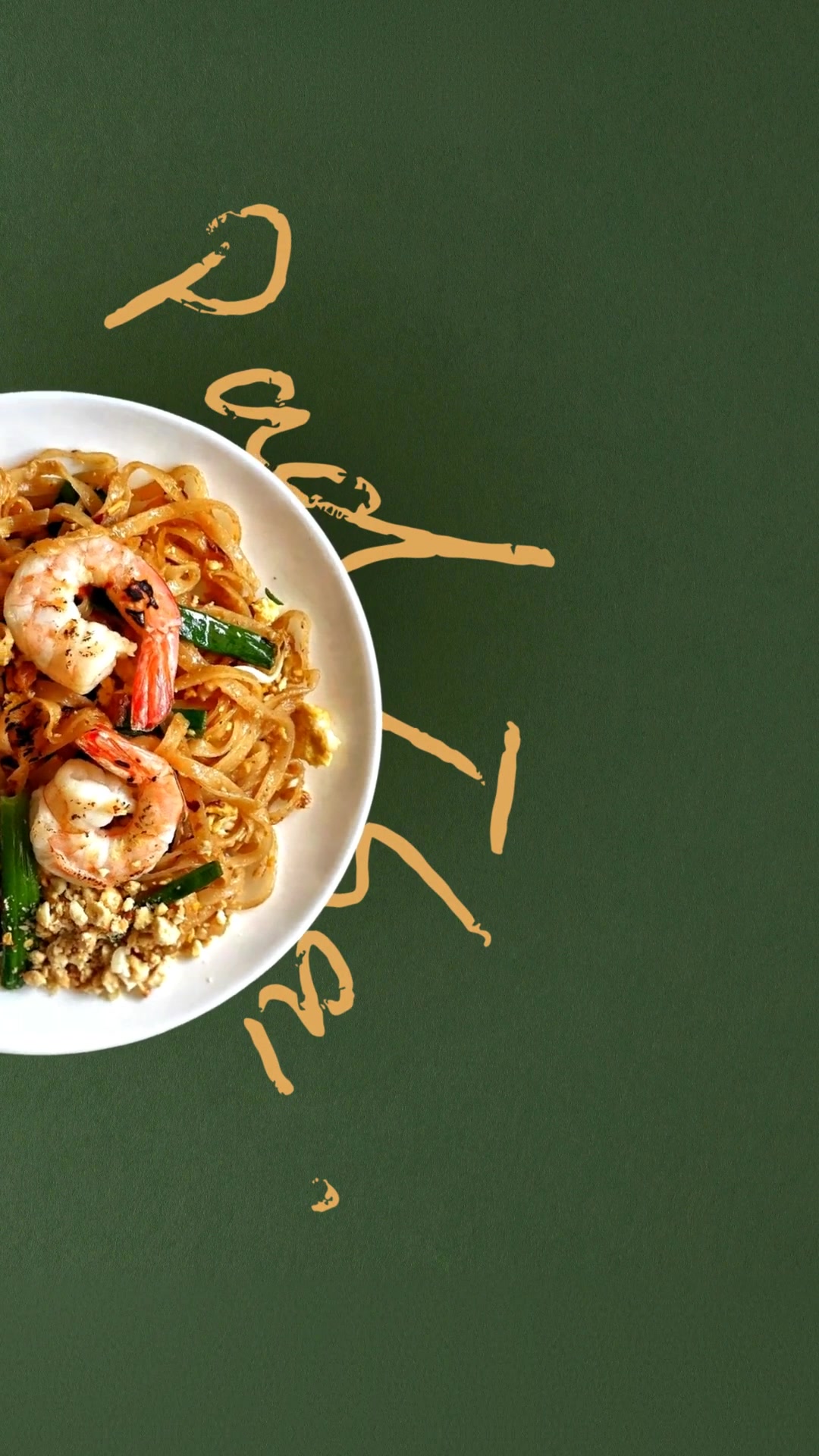 Un pad thai de langostinos servido sobre el verde de la casa